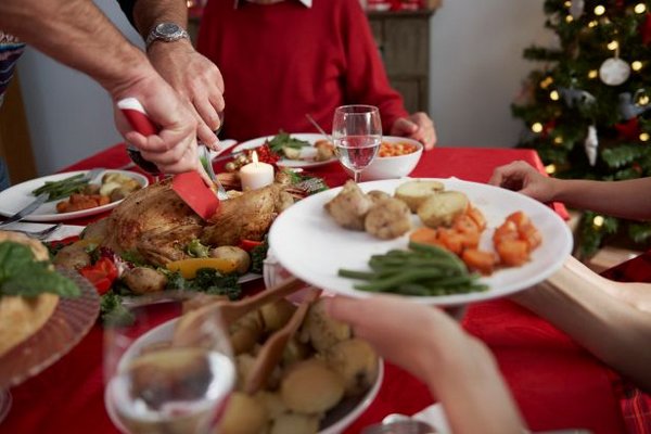 Как долго еда может оставаться на праздничном столе, чтобы не было отравлений