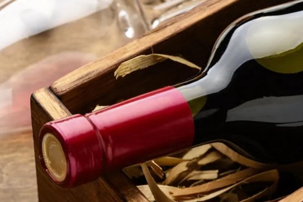 Поможет палец и копеечные средства: как отличить натуральное вино от подделки