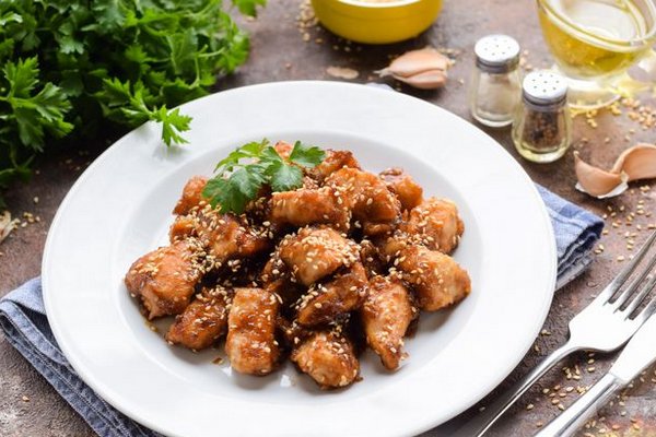 Курица в карамельном соусе с отварным рисом – идеальный вариант для семейного ужина