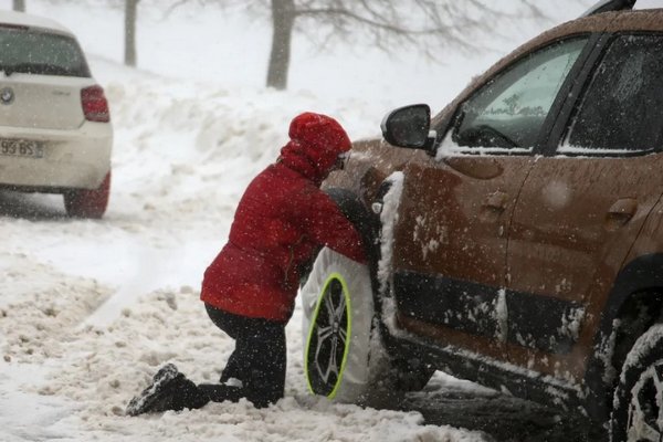 Как в 3 шага самостоятельно вытащить застрявшую в снегу машину: инструкция для водителей