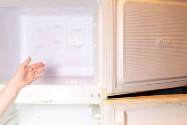 Как избавиться от неприятного запаха в холодильнике: простые советы