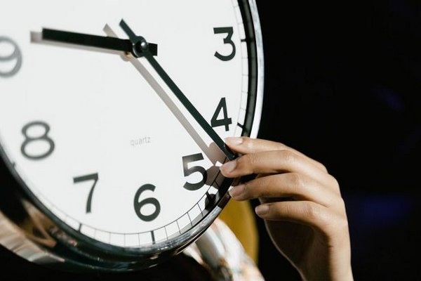 Не забудьте перевести часы: в какой день и в какую сторону крутим стрелки