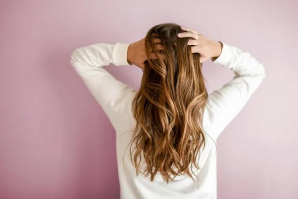 Как сделать волосы блестящими: действенные лайфхаки