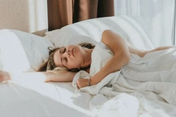 Как правильно спать: врач рассказала о лучших позах для сна