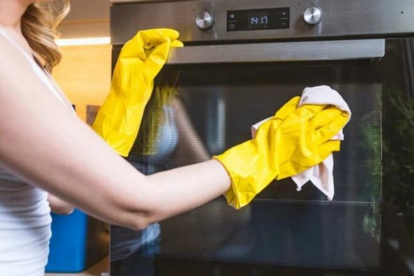 Чистим духовку без вредных химикатов – эффективный лайфхак с всего одним ингредиентом