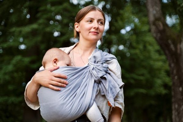 Можно ли младенцев носить в слингах: мнение педиатров