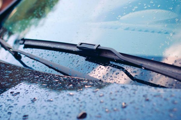 Как самостоятельно очистить лобовое стекло автомобиля до блеска: простой метод