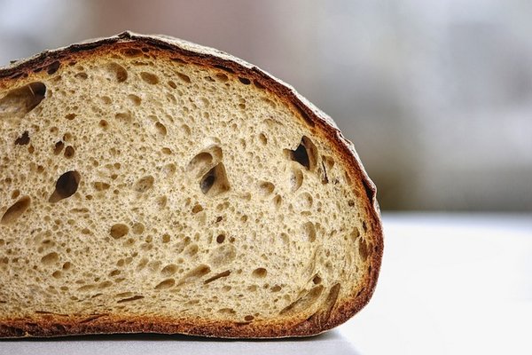 Как подкормить растения черствым хлебом: натуральное удобрение для полива