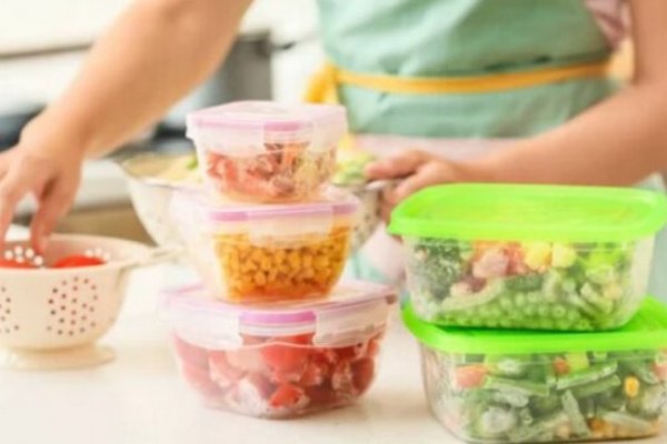 Как вымыть пластиковые лотки для еды: действенные способы убрать запах