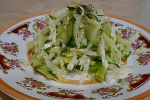 Этот вкус детства знают все: готовим знаменитый салат из капусты и редьки