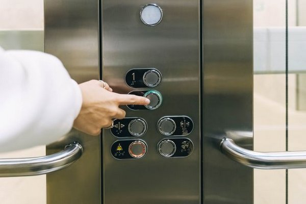 Что делать, если застряли в лифте при отключении света: важные советы