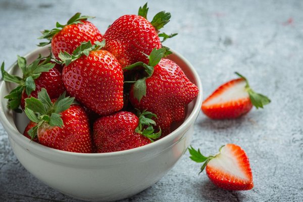 Клубника будет свежей очень долго: как правильно хранить ягоды