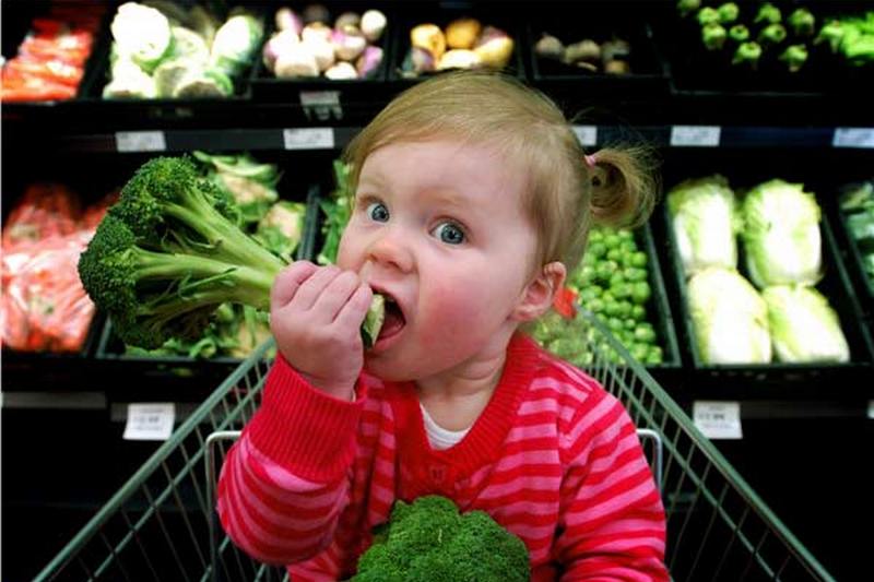 Овощи не мыты. Немытые овощи. Овощи для детей. Ребенок ест овощи и фрукты. Фрукты для детей.
