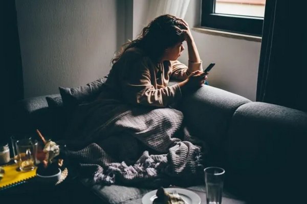 Передается ли Депрессия Через Поцелуй? Новое Исследование Связывает Бактерии и Настроение