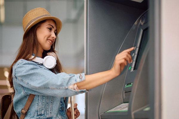 Банкомат не выдает карту: как вытащить карту из банкомата