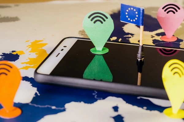 Мобільний інтернет за кордоном: як уникнути зайвих витрат під час подо