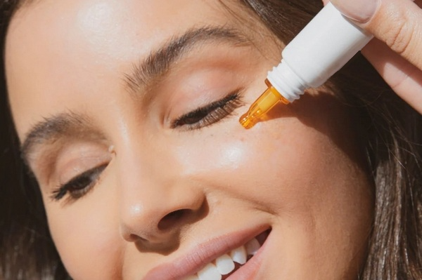 Когда начинать использовать крем для глаз и как сделать уход эффективн