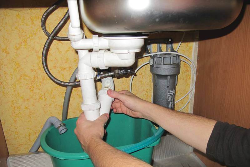 Как прочистить канализацию на кухне без троса?