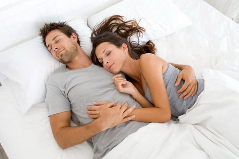 Плюсы и минусы совместного сна супругов