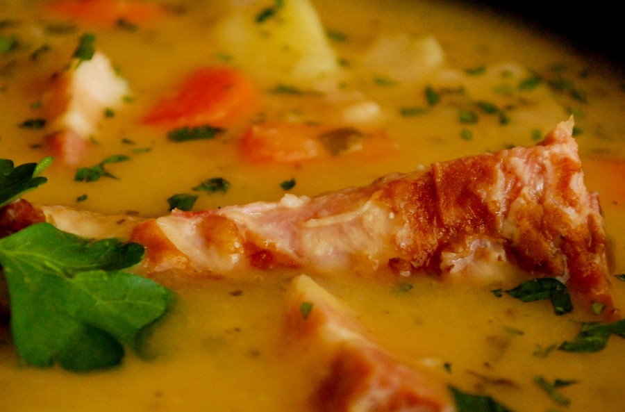 Как приготовить гороховый суп с копченостями по-карпатски?