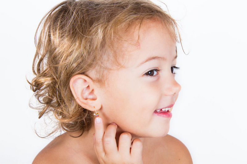 Как ухаживать за проколотыми ушами у детей