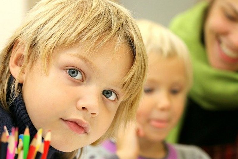 Психолог пояснил, почему уроки с детьми делать не надо