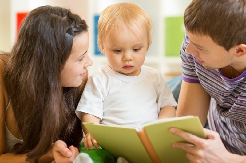 Как правильно читать детям сказки: объясняет психолог