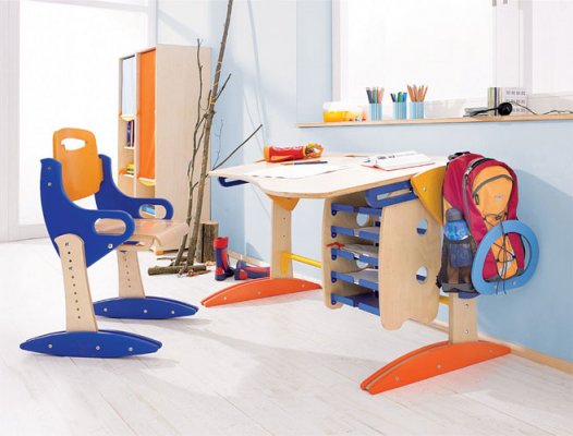 Как выбрать письменный стол в детскую комнату?