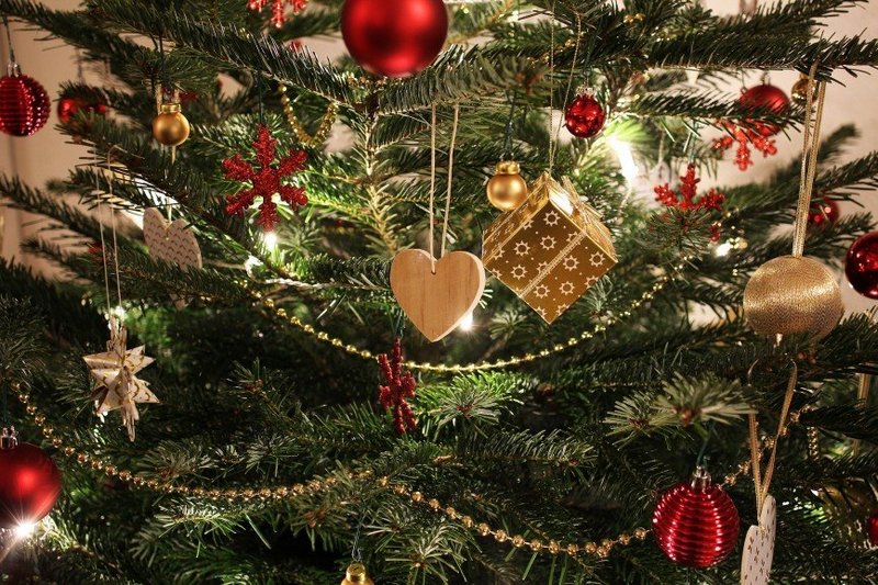 Дед Мороз, снеговик и елка: откуда взялись современные январские праздники