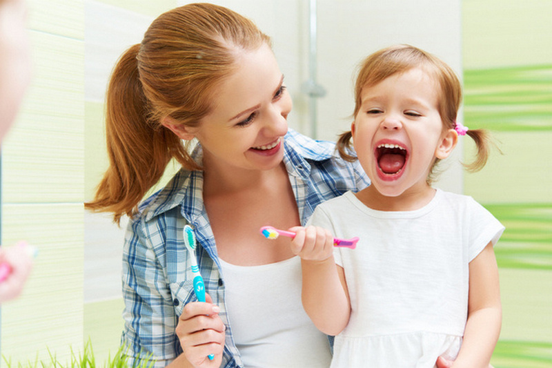 Как научить ребенка чистить зубки