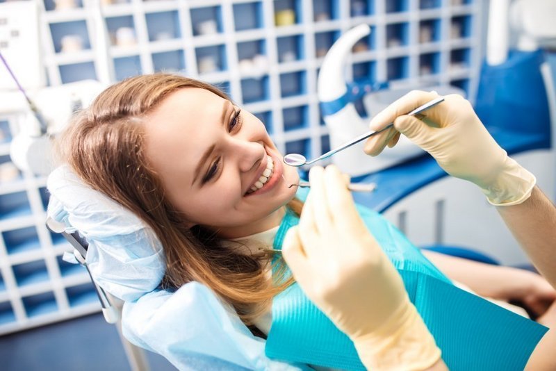 Болит зуб под протезом: как определить причину проблемы и что делать