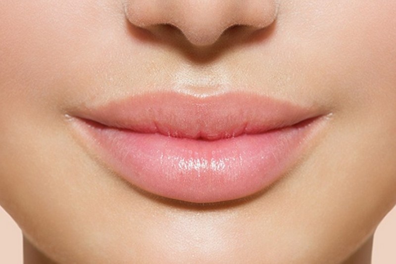 Накачанные губы уже не в моде: в тренде тонкие нити