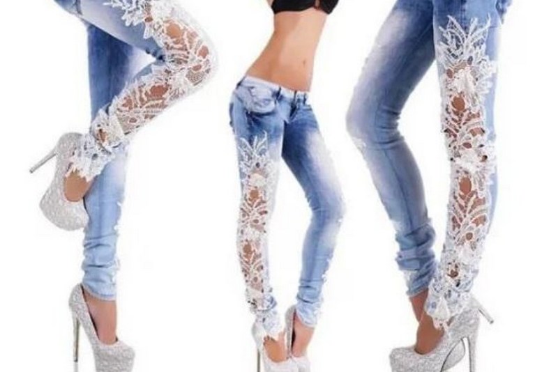 Хит лета-2019: модные голубые джинсы с принтом и аппликацией