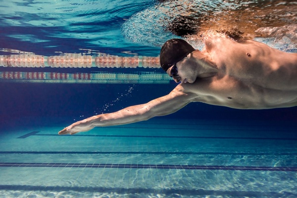 Плавание в бассейне: как улучшить скорость и другие показатели спортсмену