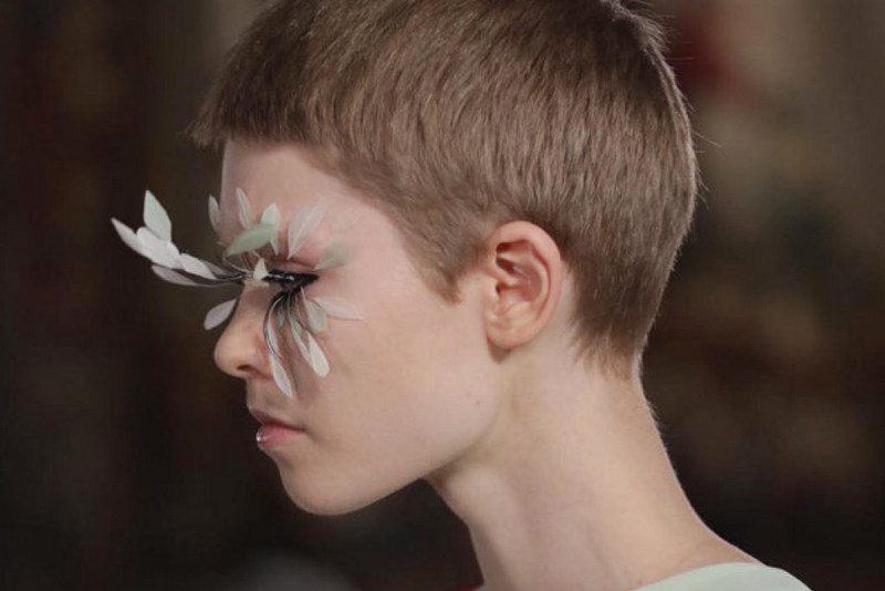 Модный тренд в макияже: на глаза клеят ресницы-перья