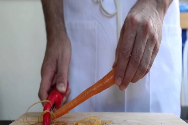 Лайфхак от шеф-поваров: чистим морковь в считанные секунды