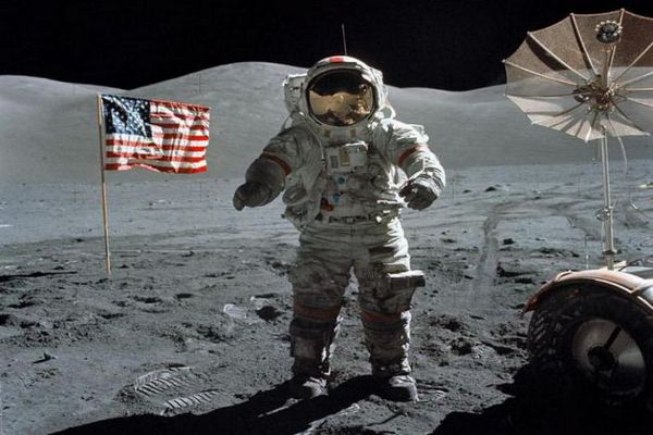 NASA открыли капсулу с лунным грунтом, собранным в 1972 году