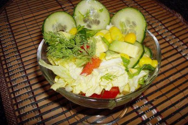 Как приготовить летний салат с авокадо и огурцом