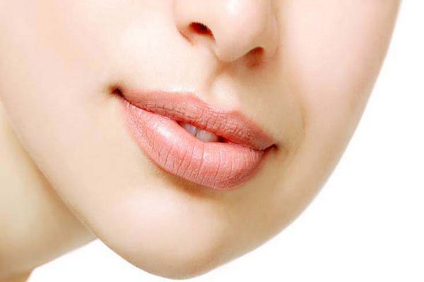 Что поможет убрать трещины на губах?