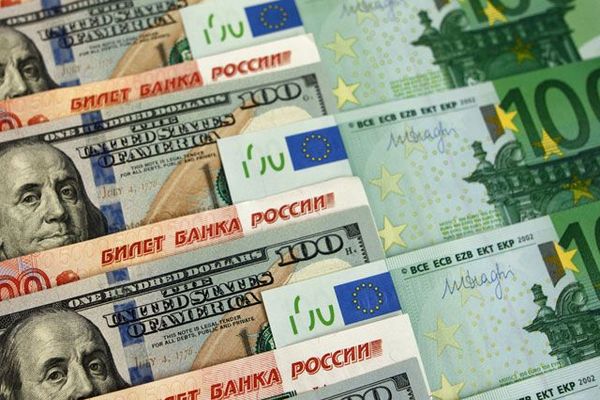 В какой валюте открыть вклад: в рублях, долларах или евро?