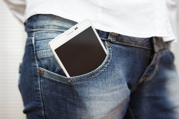 Почему нельзя носить мобильник в кармане брюк?