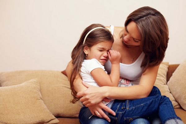 Как родителям правильно реагировать на нытье ребенка и что нельзя делать